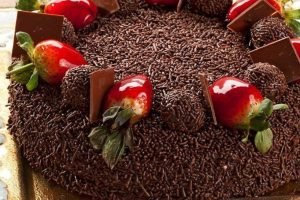 Leia mais sobre o artigo Torta de brigadeiro e morango prática saborosa
