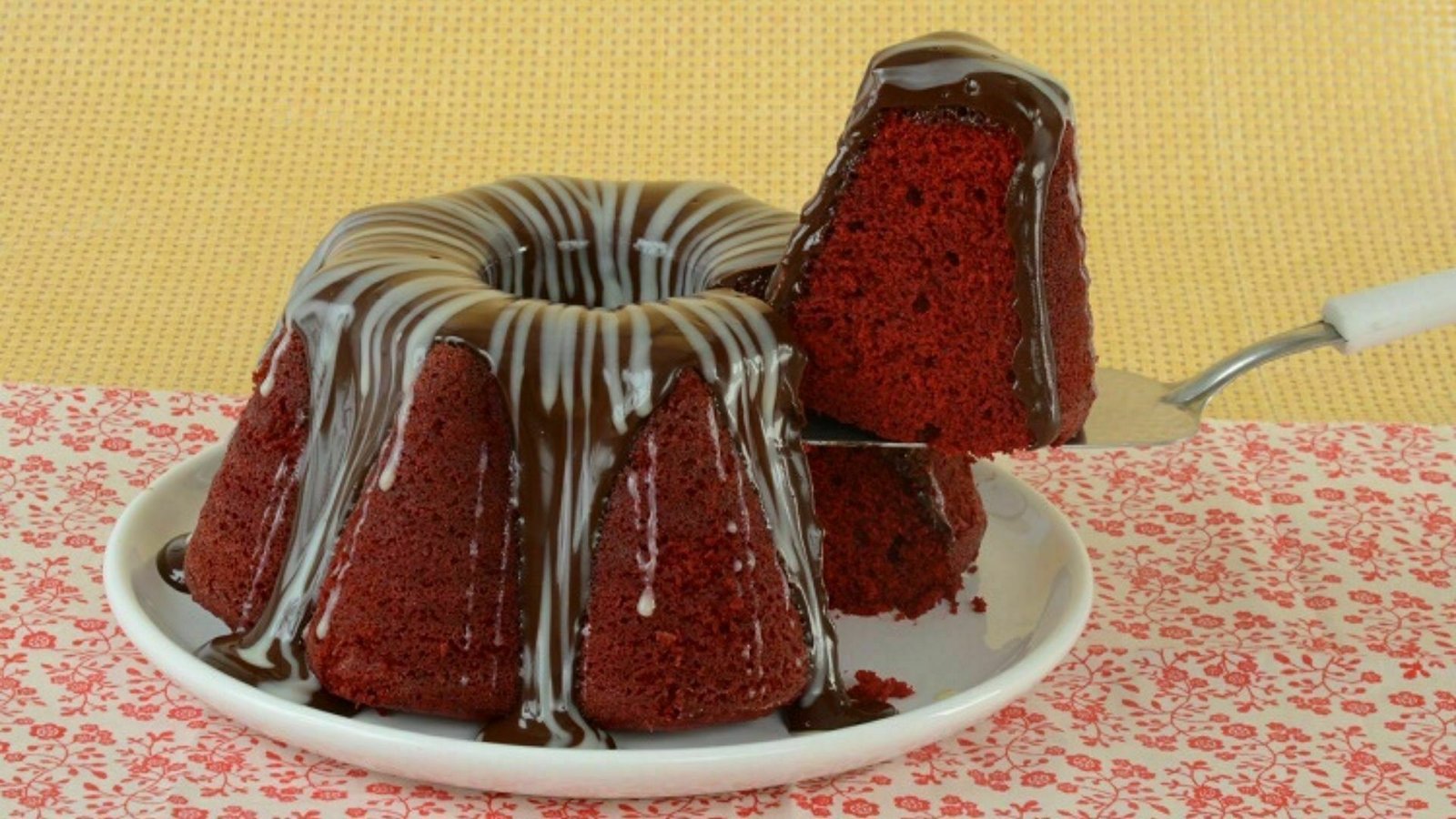 Você está visualizando atualmente Bolo red velvet com cobertura de chocolate, um dos bolos mais pedidos em casas especializadas em bolos