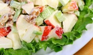 Read more about the article Salada Waldorf, salada natalina para deixar sua Ceia de Natal refinada