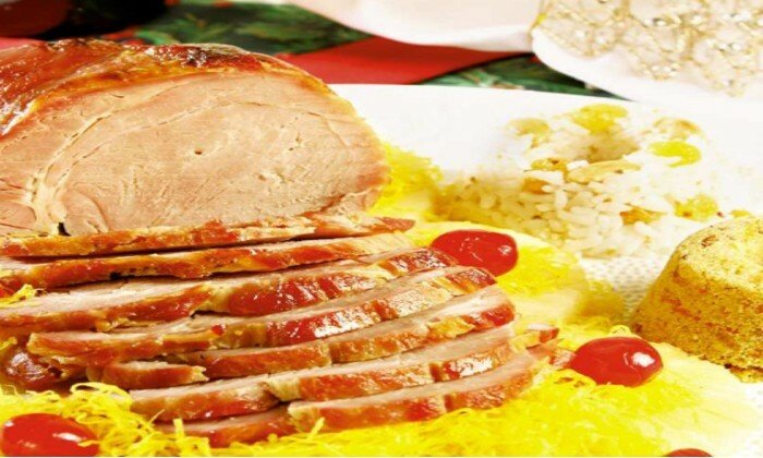 Pernil de porco assado com farofa e arroz com amêndoas, sua ceia em alto nível